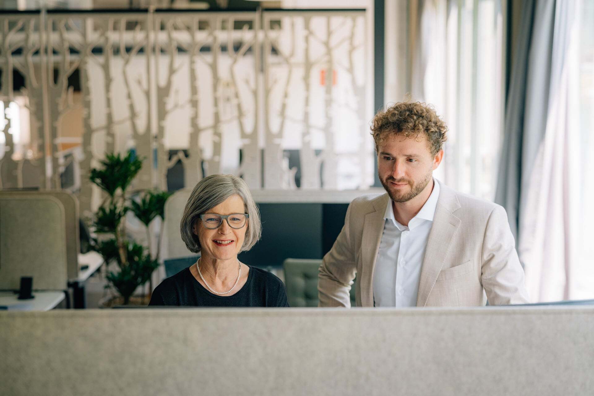 Zwei Mitarbeitende am Arbeitsplatz