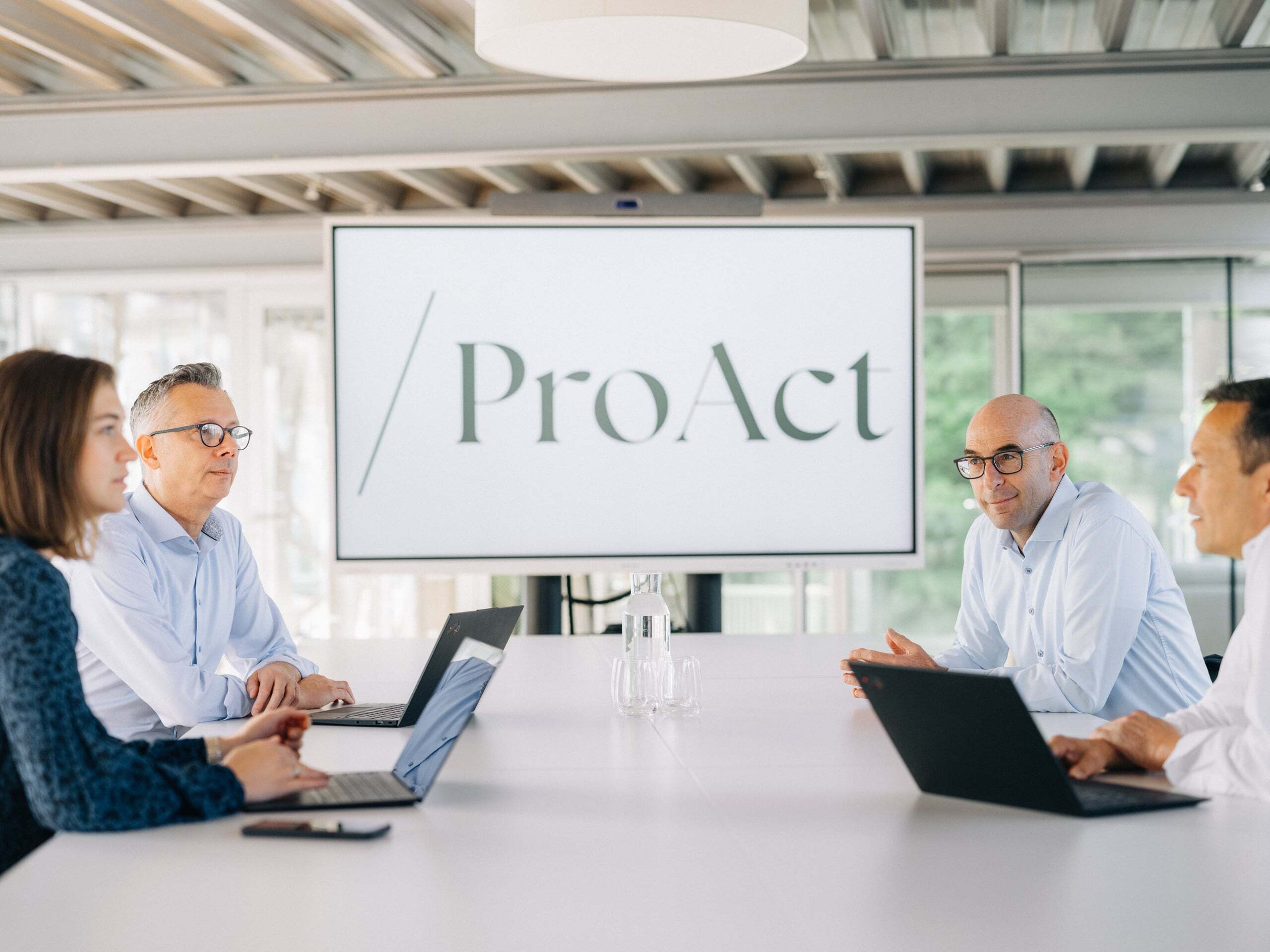 Mehrere Mitarbeitende von ProAct in einer Teamsitzung
