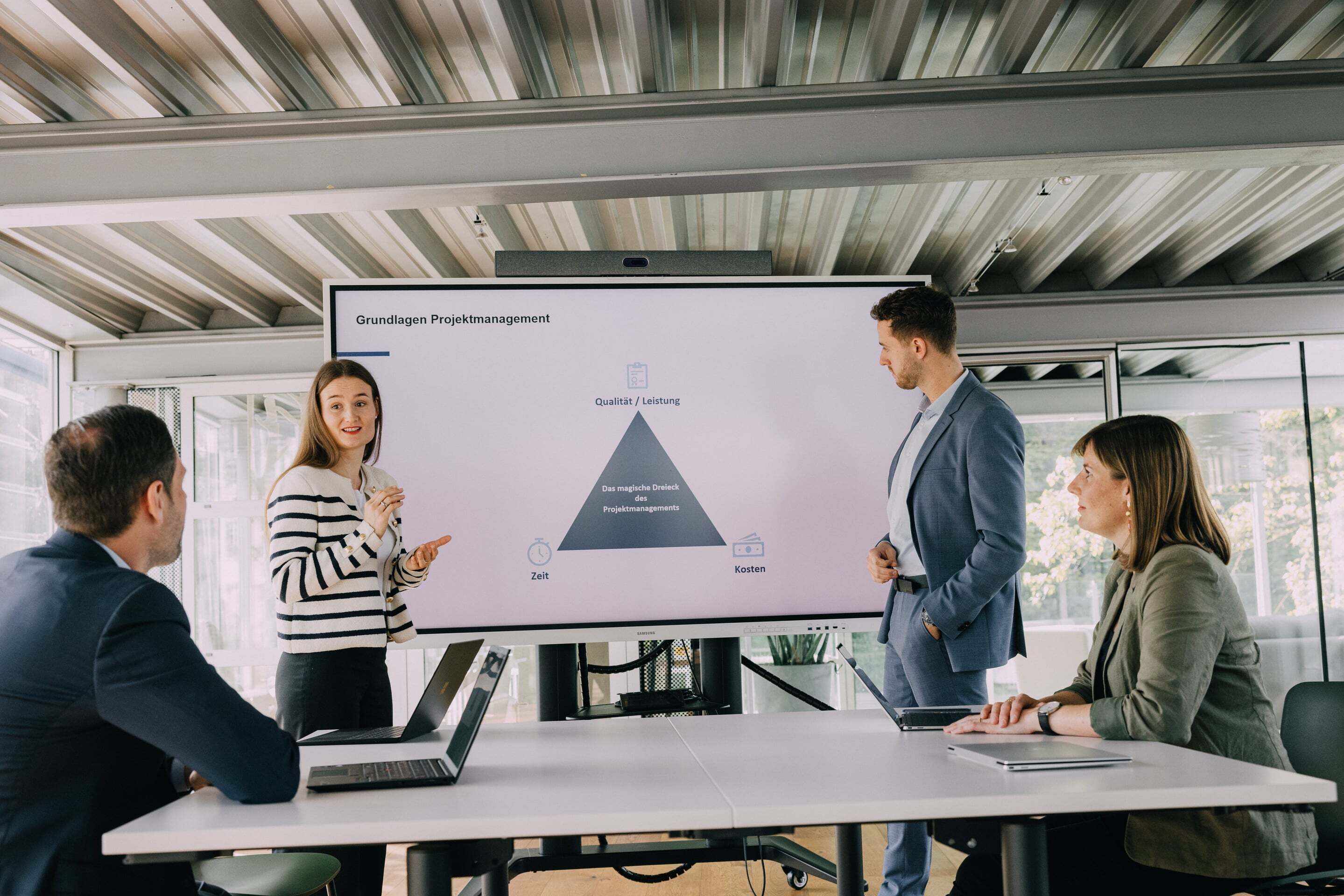 Grösseres ProAct Team im Austausch über Transformation und Umsetzung