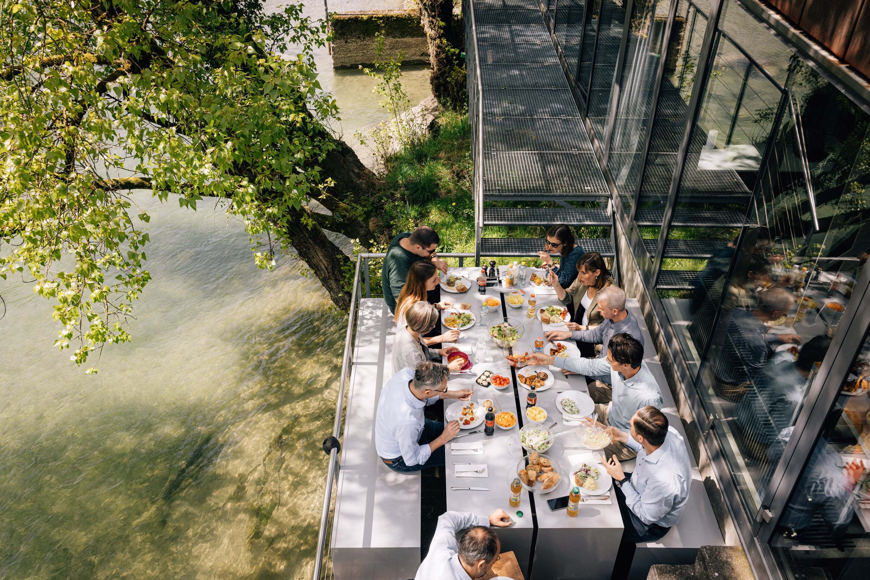 ProAct Team beim gemeinsamen Mittagessen auf dem Bürobalkon